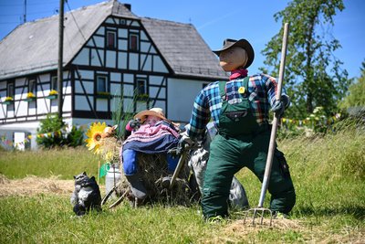 Im Ort wurden überall Puppen aufgestellt.
