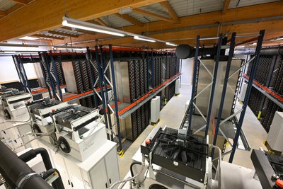 Blick in die Halle des Batteriespeichers. Für optimale Leistung ist der Raum auf 23 Grad Celsius klimatisiert.