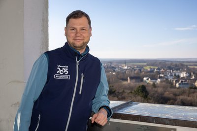 Burgstädt im Blick: Auf der Aussichtsplattform verbindet Thomas Günther bei seinen Führungen das Kunstwerk mit der Geschichte der Stadt.
