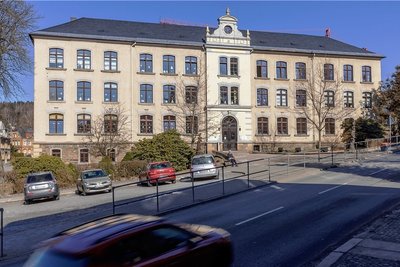 Bis der Neubau der Oberschule in Geyer fertig ist, sollen die Fünft- bis Zehntklässler ab dem neuen Schuljahr mit in der Grundschule (Foto) unterrichtet werden.