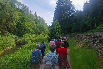 Rund 50 Erzgebirger, darunter auch Familien mit Kindern, nahmen an der Wanderung durch das Preßnitztal mit Michael Kretschmer teil.