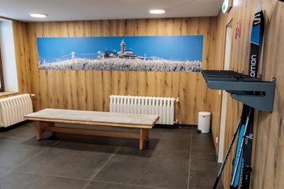 Da macht auch das Heimkommen nach der Tour Spaß: Das Foto zeigt einen Teil des neuen Ski- und und Schuhraums. Gleich nebenan sind moderne Waschgelegenheiten zu finden.