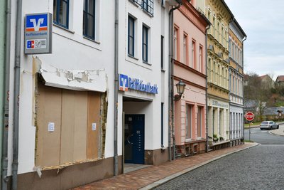 Die Filiale der Raiffeisenbank ist zurzeit geschlossen und die Fenster sind mit Sperrholzplatten notdürftig gesichert.