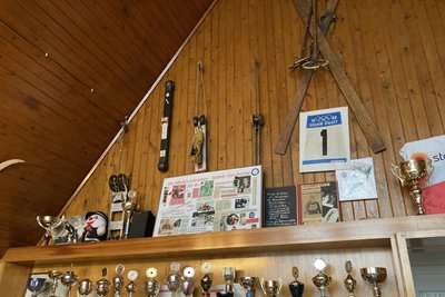 Im Gemeinschaftsraum unterm Dach sind die Familien-Pokale und -Medaillen ausgestellt. Tina Goldhahn war in ihrer Jugend im Skibob erfolgreich.