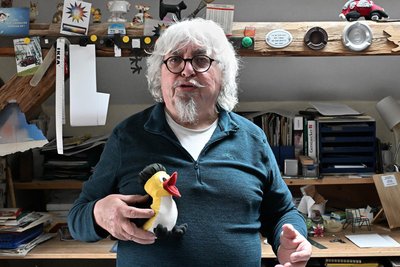 Alain Bonnas mit dem Sperk, dem Oelsnitzer Spatzen, den der Karikaturist seit 35 Jahren Woche für Woche in der Freien Presse die Lokalpolitik kommentieren lässt. Foto: Matthias Zwarg
