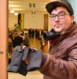 2016 organisierte Linke-Kreisrat David Rausch eine Protestaktion: Zur Kreistagssitzung verschenkte er 22 Maulkörbe - um den Regelungen zur Veröffentlichung von Sitzungsunterlagen zu widersprechen.