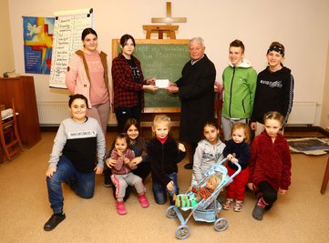 Natja (17 Jahre), Slata (15), Dietmar Graupner (85), der Slata die Geldspende überreicht, Sascha (16) und Igor (14) sowie Artjom (11), Kira (3), Uliana (11), Iwanka (6), Anja (9), Wlada (2) und Ira (10/v.l.).