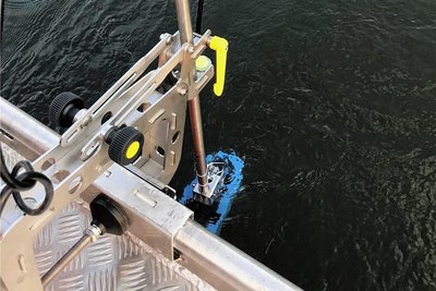 Das mobile Sonar ist am Heck des kleinen Bootes montiert. Mithilfe von Schallwellen erzeugt es ein Bild vom Untergrund des Sees.