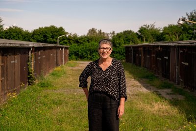 Kuratorin Agnieszka Kubicka-Dzieduszycka steht vor Garagen am Harthweg. Hinter den Toren hat sie schon viele rührende Entdeckungen gemacht.