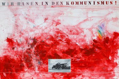 Wie alle Bilder der Ausstellung ist auch diese ironische Collage Raimund Friedrichs - „Wir rasen in den Kommunismus!“ - im Sommer 2024 in Dänemark entstanden.