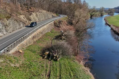 Blick aus der Vogelperspektive auf die Bastei-Kurve. Die B 175 wird zwischen Remse und Weidensdorf wieder voll gesperrt.