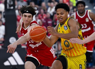 Bayern-Profi Jessup (links) und Berlins Kayil kämpfen um den Ball.