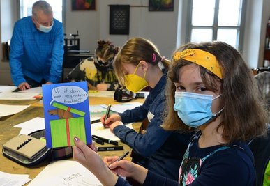 Rhea zeichnet noch bis Donnerstag im Cartoon-Workshop von Uwe Krumbiegel im Ferienprogramm der Volkskunstschule in Oederan.