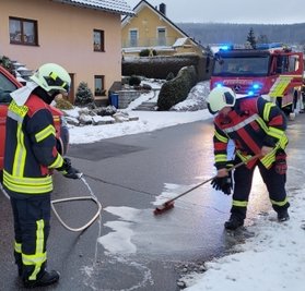 Die Feuerwehr Beierfeld beseitigt An der Dürre Schönberg eine lange Ölspur. 