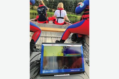 Mit dem Monitor kann schon auf dem Wasser die Auswertung der Bilder erfolgen. Auffällige Stellen können so noch einmal in einem anderen Winkel überfahren werden.