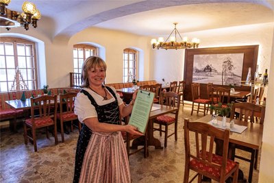 Restaurantfachfrau Sigrid Ritter gehört zum Team des „Neuen Hauses“. Geöffnet ist mittwochs bis sonntags ab 15 Uhr.