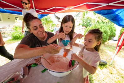 Antistressbälle aus Luftballons und Mehl zauberten Larissa (6, rechts) und Vanessa (9) aus Plauen. Gemeinsam mit Erzieherin Sarah Brahmi vom Kinderland nahmen die Bälle Gestalt an.