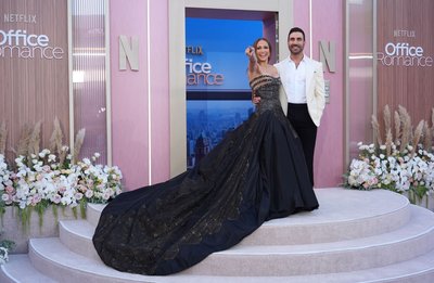 Er schrieb ihre Rolle: Brett Goldstein und Jennifer Lopez bei der Premiere zum Netflix-Film "Office Romance" in Los Angeles. 
