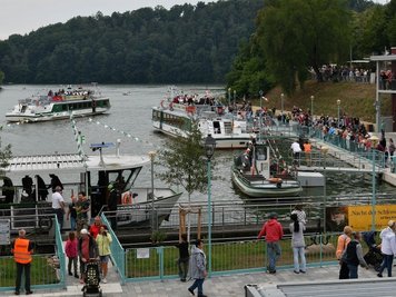 Die Parade der bunt geschmückten Schiffe auf der Talsperre war einer der Höhepunkte. Die neue, größere Uferpromenade bestand ihre Festpremiere.