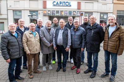 Der Männergesangsverein Harmonie Syrau schaute sich die Premiere der ZDF-Serie im Plauener Kino an.