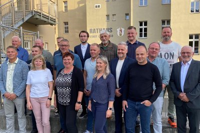 Fürs Protokoll und fürs nächste Amtsblatt: Der neue Lengenfelder Stadtrat trat Montagabend geschlossen vor das Rathaus - danach verpflichtete Bürgermeister Volker Bachmann (rechts) das 17-köpfige Gremium im Ratssaal.
