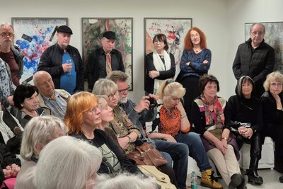 Viele Wegbegleiterinnen und Wegbegleiter Raimund Friedrichs waren zur Eröffnung der Ausstellung gekommen und tauschten Erinnerungen an den Künstler aus.