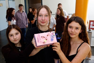 Alina Moroz, Samira Ehrenberg und Leni Hübsch (v.l.) haben eine Teelicht-Verpackung entworfen.