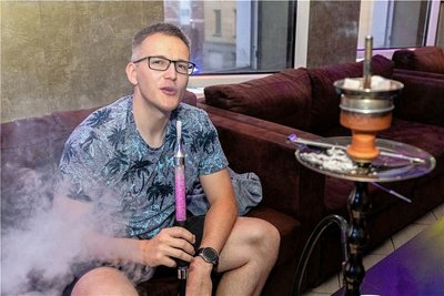 Tom Klinkicht besucht als Gast gerne mal die Shisha-Bar in Falkenstein. Ob sie noch lange geöffnet hat? Der Besitzer ist über die neue Verordnung verärgert.