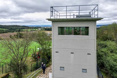 Der ehemalige Grenzturm ist als Teil des Deutsch-Deutschen Museums eingeweiht.