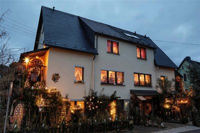 Wenn das mal kein Blickfang ist: Das Lichterhaus Bermsgrün zur blauen Stunde.