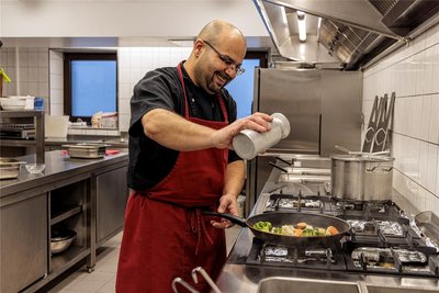Ondrej Girga ist Koch im Team von Küchenchef Fred Mrotzek. Auch ihr Reich ist vor der Wiedereröffnung umfassend modernisiert worden.