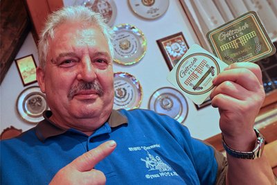 Frank Wunderlich hält die Film-Bierdeckel aus Ketzels Mühle, die in der neuen ZDF-Serie zum „Dorfkrug" wurde, in der Hand.