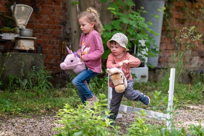Die Geschwister Charlotte (4) und Maximilian (2) aus Plauen galoppierten um die Wette.