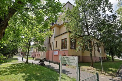 Das DRK-Pflegezentrum befindet sich auf dem Gelände des Lichtensteiner Krankenhauses. Träger ist der DRK-Kreisverband Aue-Schwarzenberg. Zuletzt wohnten 15 Seniorinnen und Senioren hier, in dieser Woche ziehen die ersten aus.