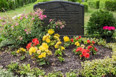 Der Grabstein auf dem Neuwürschnitzer Friedhof.