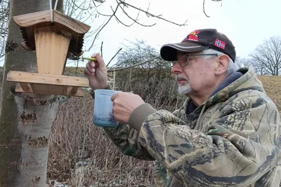 Klaus Hornauer aus Hausdorf bei Frankenberg bestückt regelmäßig das Vogelhaus. Übrigens: Aus Enduro-Zeiten ist er als „Schrauber Klaus“ bekannt.