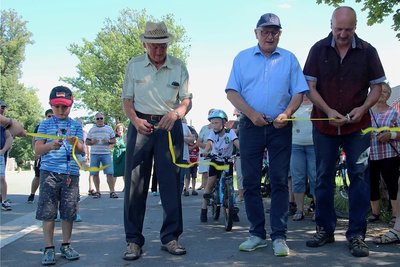 Jannik (6) aus Lengenfeld, Reginald Gruschwitz aus Plohn, Bürgermeister Volker Bachmann und Ortsvorsteher Steffen Weichold zerschneiden das Band. 