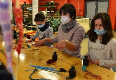 Ramona Metzler hat im Museum Die Weberei in Oederan den Hortkindern der Kita "Buddelflink" das Trinkhalmweben für Armbänder erklärt.