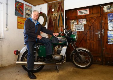 Die MZ Dietmar Graupners, noch heute Motorsportfreund durch und durch, war ursprünglich unverkäuflich. Tief berührt angesichts des schweren Schicksals der Kriegsflüchtlinge entschloss er sich zum Verkauf, um den Erlös zu spenden.
