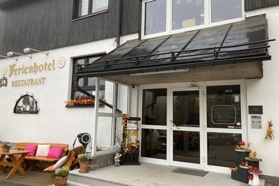 Im Ferienhotel Mühlleithen wohnen in diesen Tagen die deutschen Schanzenadler. Hier tanken sie Kraft für die Sommer-Grand-Prix-Springen in der Vogtland-Arena.