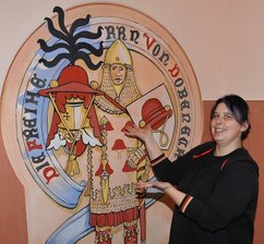 280 Jahre altes Haus wird zu Schmuckstück - 
              <p class="artikelinhalt">Der Ritter von Dobeneck, den Kathrin Grasselt zeigt, begrüßt künftig als Wandgemälde jeden Gast der Jugendherberge Taltitz. </p>
            