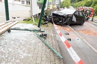 280 PS-Auto kracht gegen Buswartehäuschen und Laterne -