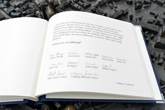 286 Kilometer über Berg und Tal: Amberger radeln in die Partnerstadt Freiberg - Die Amberger trugen sich in das Silberne Buch der Stadt Freiberg ein.