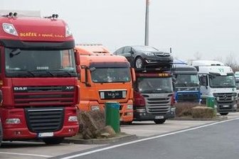 288 Kartons mit Fahrradzubehör im Wert von 100.000 Euro entwendet - Auf einem Parkplatz "Rossauer Wald" an der A 4 haben Unbekannte die Plane eines LKW aufgeschlitzt und hochwertige Fahrradteile entwendet. (Symbolbild)