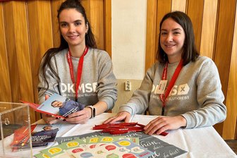 288 Spender in Dorfchemnitz registriert - Julia Klemczak (l.) und Jessica Berger von der DKMS haben die Aktion in Dorfchemnitz begleitet.
