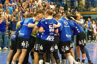 29:25 gegen Vinnhorst: Auer Handballer haben Aufstieg weiter in der eigenen Hand - So sehen Sieger aus: Nach dem 29:25 gegen Vinnhorst sind die Spieler des EHV Aue in Feierlaune. Doch das Ziel Aufstieg ist noch nicht erreicht - weiter geht's zu Himmelfahrt in Braunschweig.