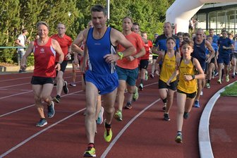29. Falkensteiner Stundenlaufserie: Aktuell haben zwei Lengenfelder die Nase vorn - Ringo Straßburg von Blau-Weiß Auerbach (vorn Mitte) führte nach den ersten 60 Minuten im Gesamtklassement der Männer. Mittlerweile hat ihn Patrick Rink vom VfB Lengenfeld überholt.