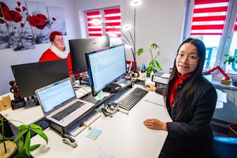 29-Jährige mischt im Erzgebirge Immobilienmarkt auf: „Wer Familie gründen will, sollte hier leben“ - Trang Vu (rechts) ist Inhaberin der Vu GmbH, die eigene Immobilien vermietet und verwaltet und in Immobilien investiert. Zu ihren Mitarbeitern gehört Carolin Mischke. Ab Januar will Trang Vu ihre Kenntnisse auch anderen Immobilieneigentümern anbieten.