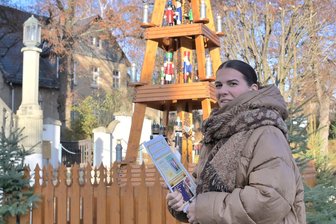 29 Jahre alt, taufrisch im Amt – voll im Einsatz: So packt eine Citymanagerin im Erzgebirge an - Die neue Lugauer Citymanagerin Lisa Grießbach vor der Weihnachtspyramide am Rathaus.