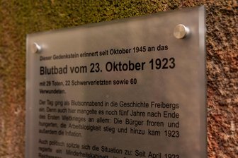 29 Tote und 82 Verletzte: Was vor der Hauptpost in Freiberg passiert war - Diese Tafel am Gedenkstein für die Opfer des Blutbads vom 23. Oktober 1923 am Kornhaus in Freiberg klärt jetzt über die Ereignisse vor über 100 Jahren auf, nach denen der Platz der Oktoberopfer benannt worden ist.